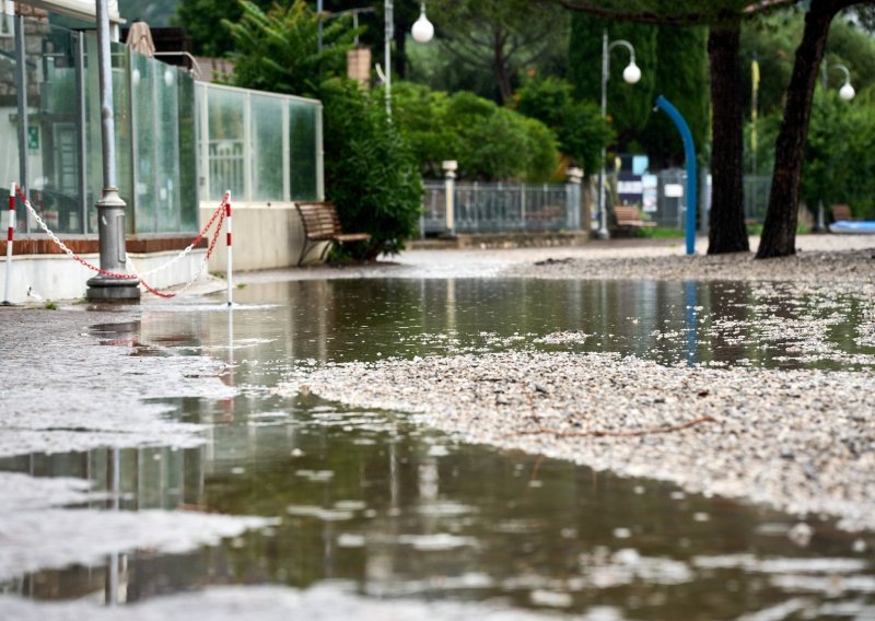 Tornado protutnjao talijanskom Rovigom, vjetar odnosio krovove