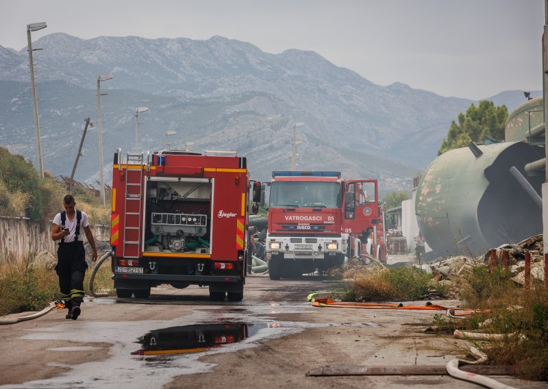 Planula željezara u Kaštelima, požar gase brojni vatrogasci