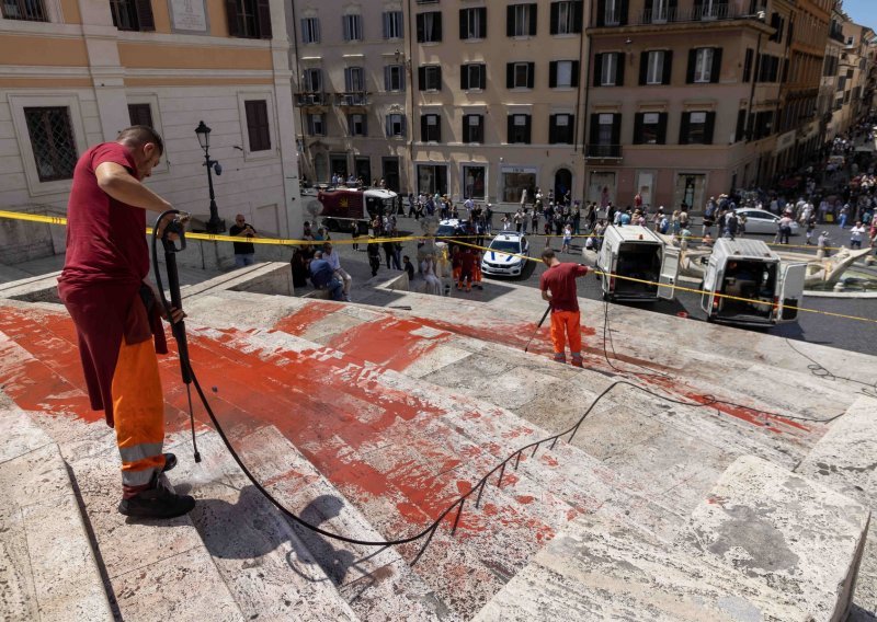 Španjolske stube zalivene crvenom bojom: Simbolički prikaz krvi svih ubijenih