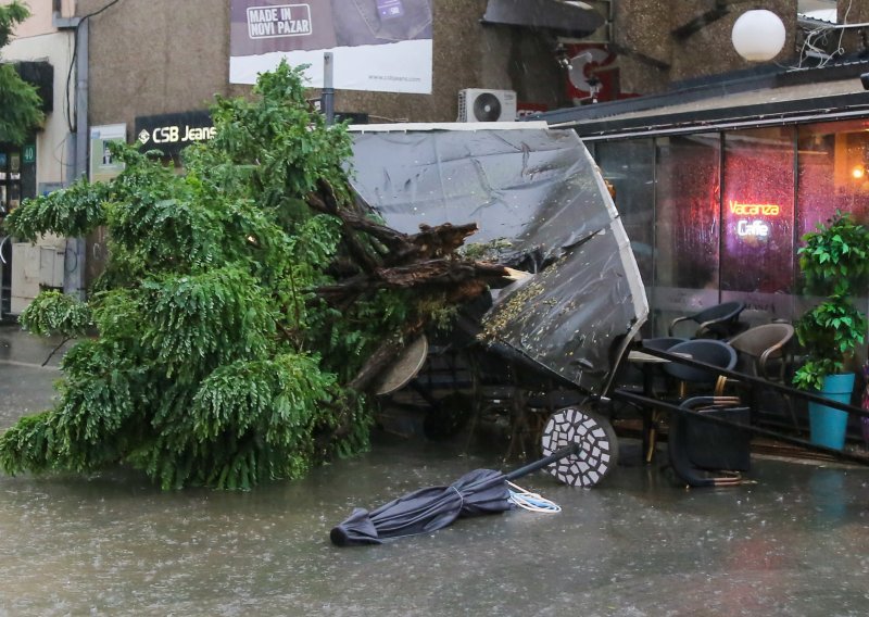 Strašno nevrijeme u Srbiji, grom pogodio traktor, vozač preminuo