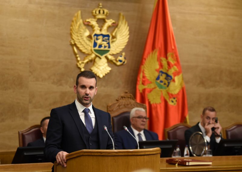 Kaos u Crnoj Gori: Oporba nije dopustila premijeru Spajiću da dođe do govornice