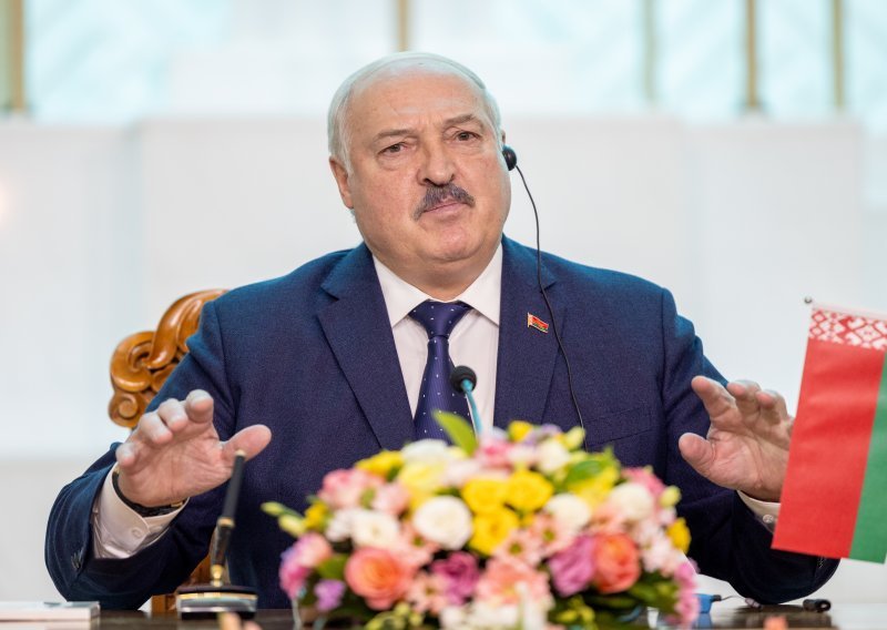 Lukašenko preslaguje vladu, želi smanjiti birokraciju