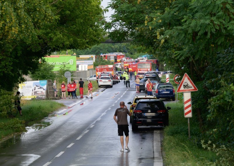 Stravičan sudar vlaka i autobusa u Slovačkoj, poginulo pet osoba, ima i ozlijeđenih