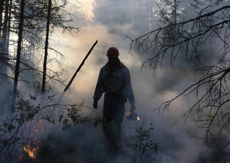 Požar na Braču lokaliziralo 38 vatrogasaca i dva kanadera