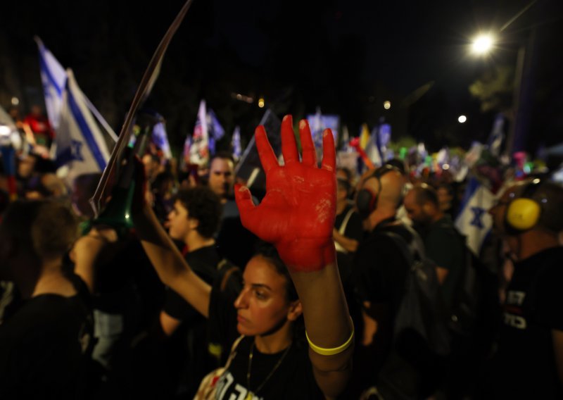Protuvladini prosvjednici ispred Netanyahuovog doma zapalili lomaču, traže ostavku