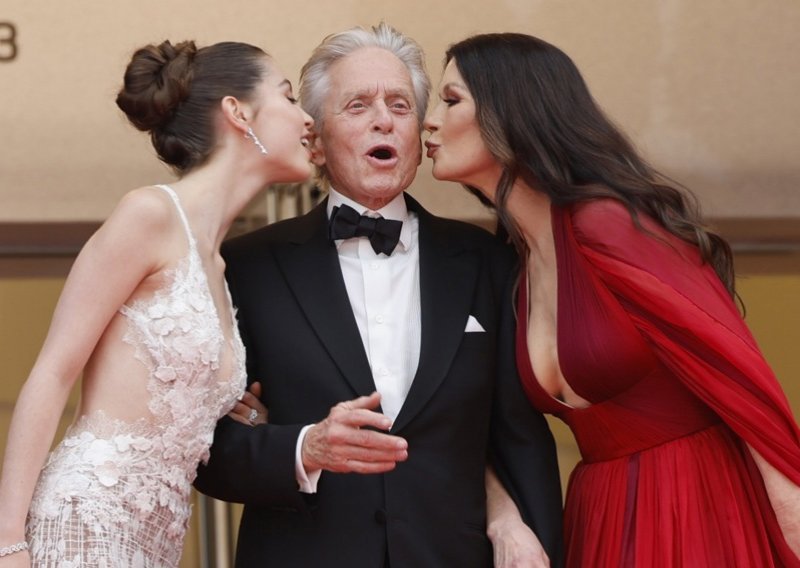 Michael Douglas dobio počasnu pozivnicu na festival u Deauvilleu, ondje je upoznao Zetu Jones