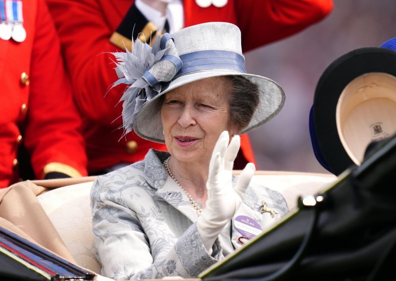Oporavlja se: Britanska princeza Ana otpuštena iz bolnice nakon ozljede glave