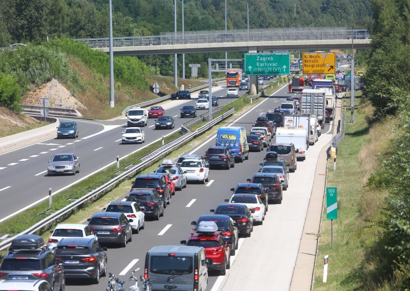 Krenule gužve prema moru: HAK upozorava na medvjeda na autocesti