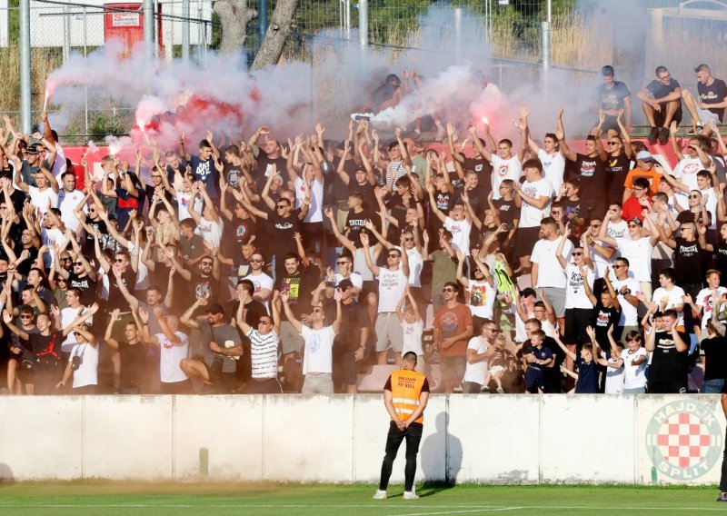 Pogledajte kako je Torcida na današnjem treningu dočekala igrače Hajduka