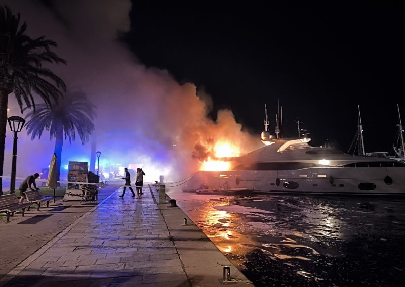 Veliki požar progutao jahtu u Makarskoj, vlasnik poduzetnik iz Širokog Brijega