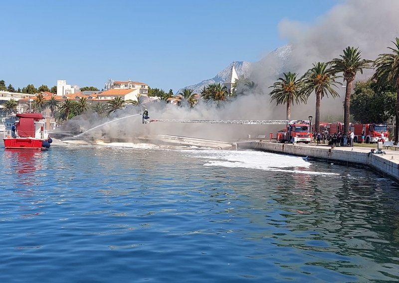 Još traje gašenje jahte u Makarskoj: Čuju se eksplozije, tankovi nisu pustili naftu