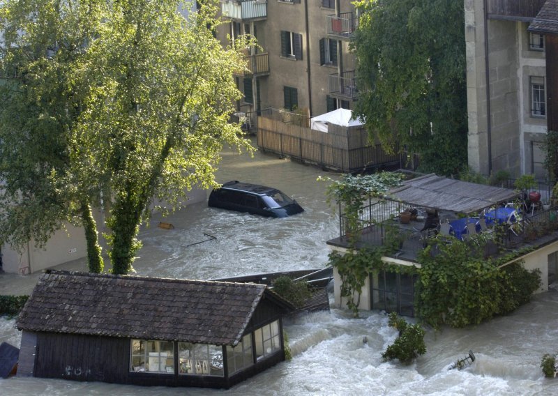 Strašne snimke iz Švicarske: Voda nosi mostove, sve više nestalih