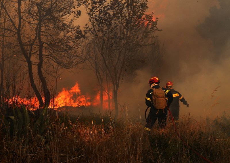 Vatrogasci u Ateni bore se sa šumskim požarima, strahuje se od teškog ljeta