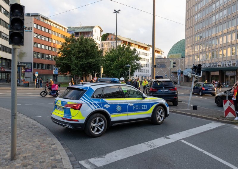 Ubijen muškarac koji je nožem napao policajce na željezničkoj postaji