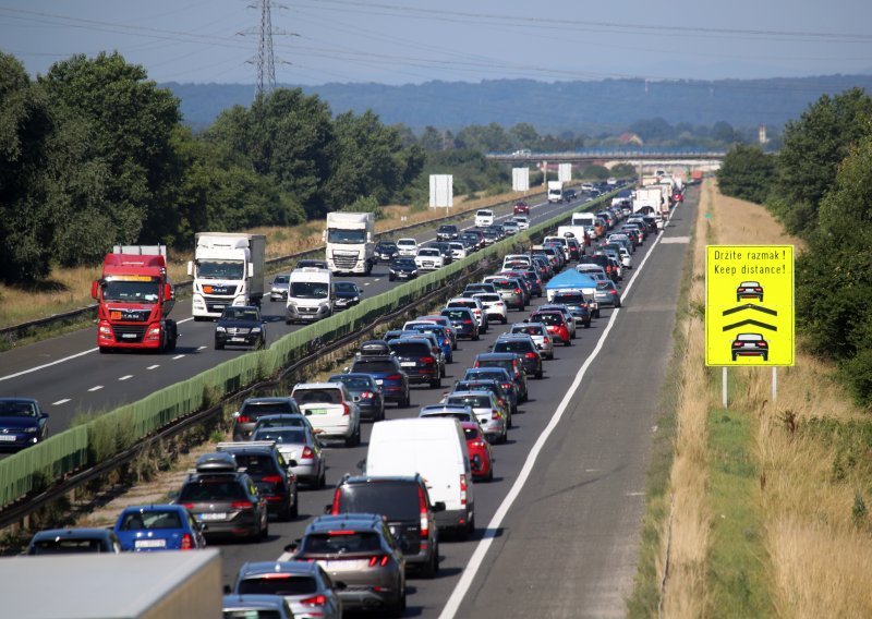 Počele gužve na cestama i granicama: Povremeno se vozi u kolonama