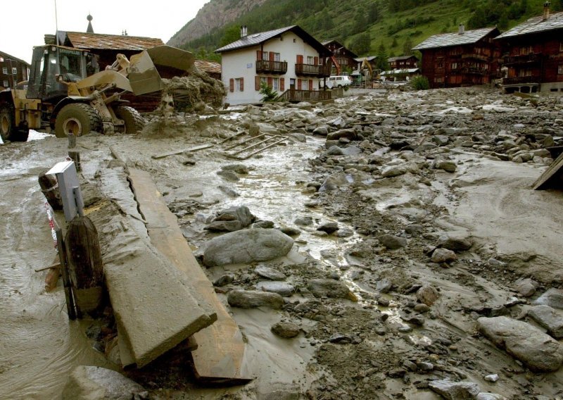 Europa na udaru ekstrema: Ljudi ginu u odronima i poplavama, Grčka gori već danima