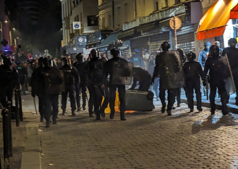 Francuska će rasporediti 30.000 policajaca kako bi spriječili nerede nakon izbora