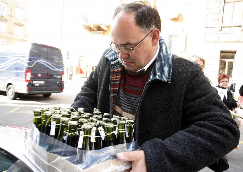 Kajin dijeli vino i rakiju