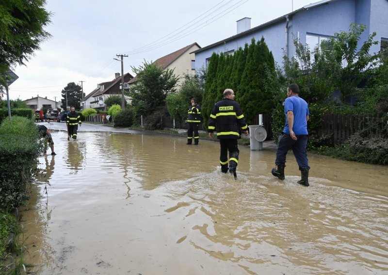 Potoci postali rijeke i poplavili zgrade, ljudi evakuirani, a šteta je milijunska