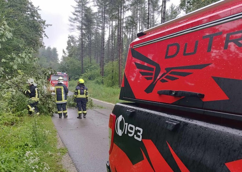 Požari, poplave, stabla po cesti: Diljem Hrvatske angažirano gotovo tisuću vatrogasaca