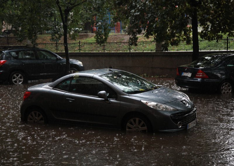 Beograd pod vodom: Jutros novo nevrijeme, ljudi štite vozila ciglama