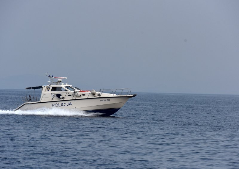 Morska havarija kod otoka Raba sretno završila, policija: Pratite vremensku prognozu