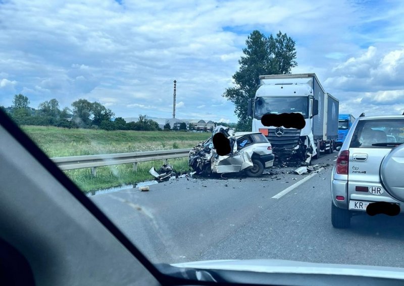 Automobil kod Velikog Trgovišća podletio pod kamion, vozač poginuo