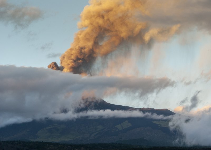 Erumpirali i Etna i Stromboli: Izdano crveno upozorenje, zatvoren aerodrom