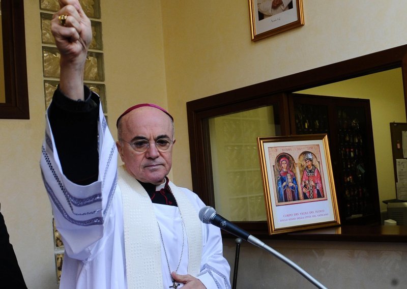 Ekskomuniciran nadbiskup Vigano koji je papu nazvao 'slugom Sotone'