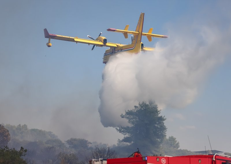 Požar na Murteru, netko digao dron i zasmetao kanaderima