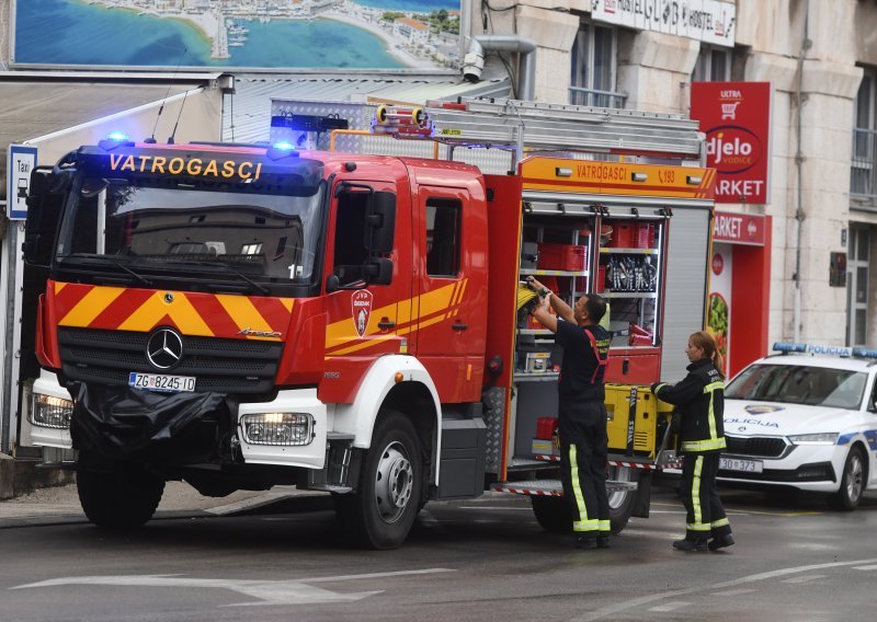 Buknuo požar na parkiralištu u Splitu: Šteta na čak devet vozila