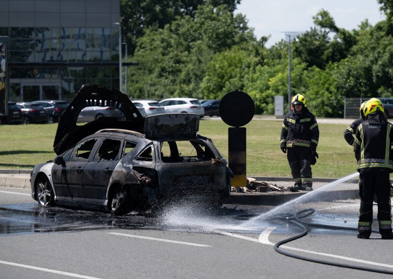 Automobil planuo na Slavonskoj aveniji, izbio veliki požar