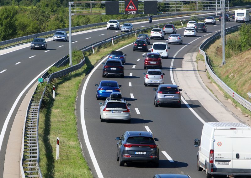 HAK: Pojačan promet na svim prometnicama, trajektnim lukama