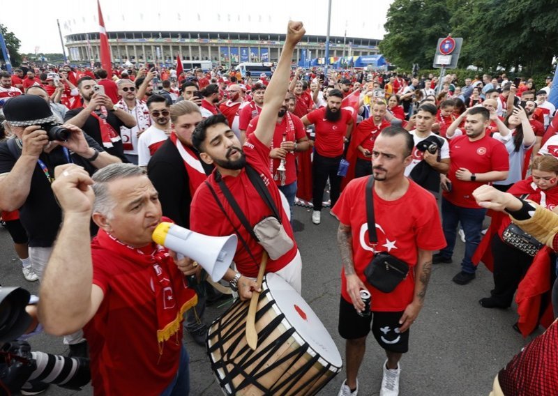 Eskalacija; berlinska policija zaustavila turski mimohod zbog desničarskih pozdrava