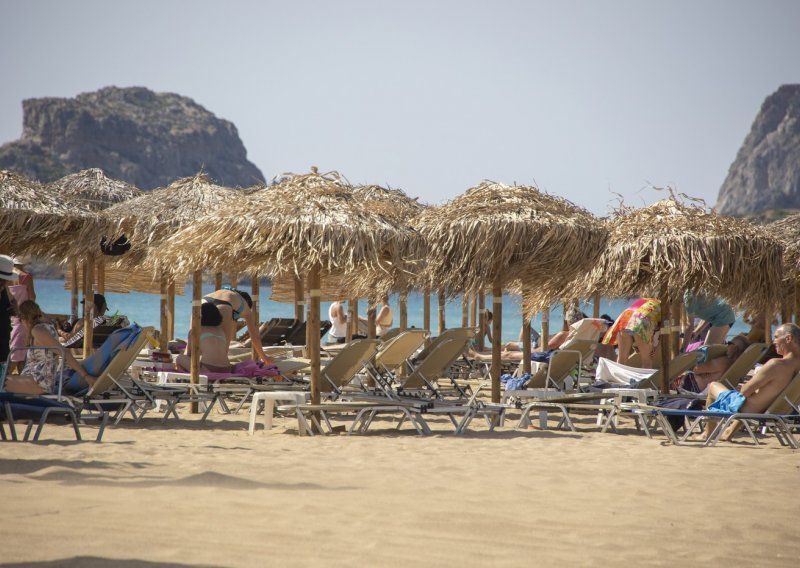 Ratovi ležaljkama: Grčka pokušava obuzdati kaos na plažama