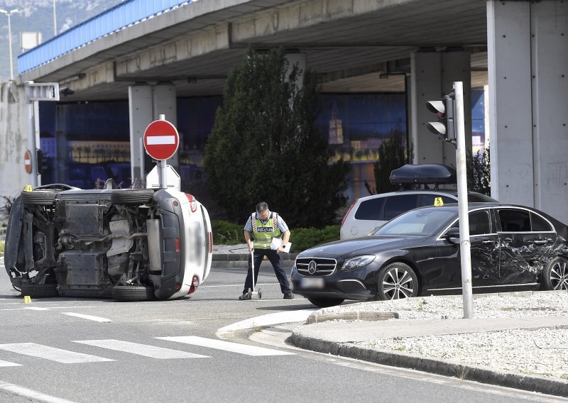 U sudaru u Splitu auto završio na boku, policija traži svjedoke