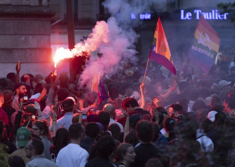 Zapanjujući rezultati izveli Francuze na ulice, oglasila se i Marine Le Pen