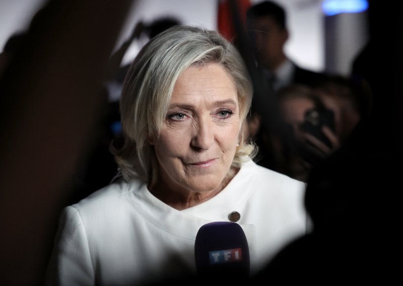 Marine Le Pen: Macronova situacija je neodrživa