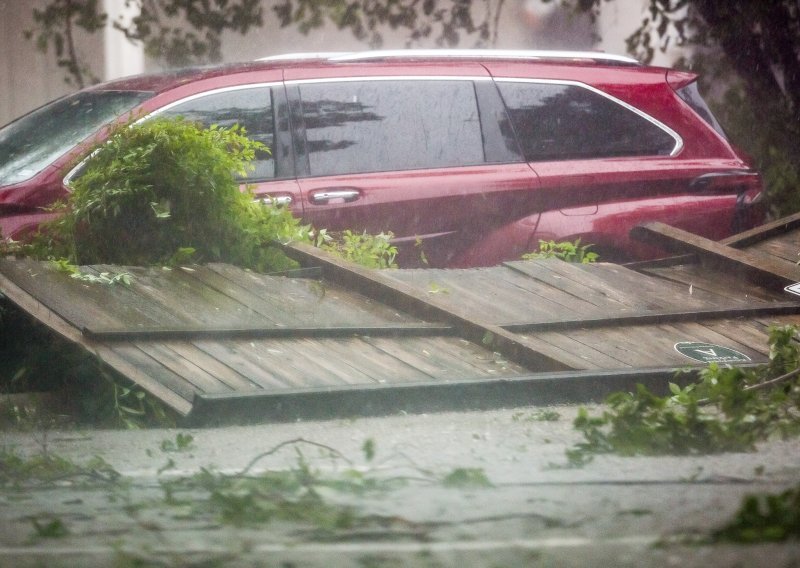 Oluja Beryl poharala Teksas, dva milijuna domova bez struje