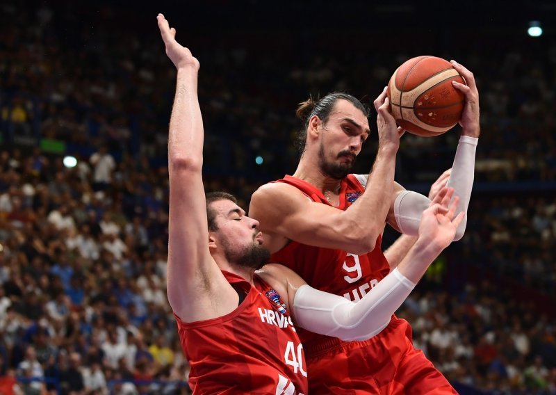 Zubac i Šarić navodno su se potukli u noćnom klubu u Ateni, stiglo i službeno očitovanje