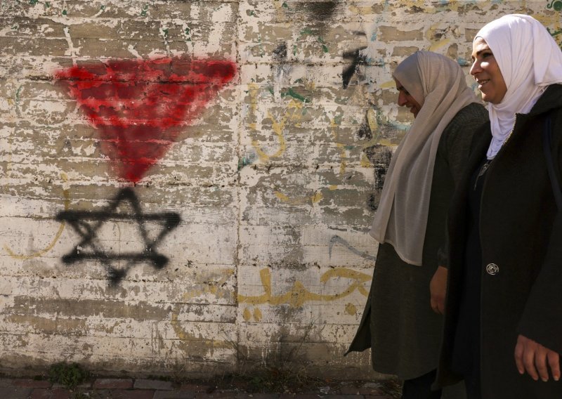 Potez koji će dići buru: Berlin zabranio palestinski obrnuti crveni trokut