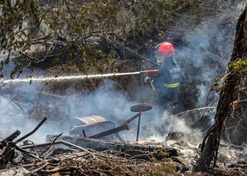 Požar u Trogiru gasilo 66 vatrogasaca