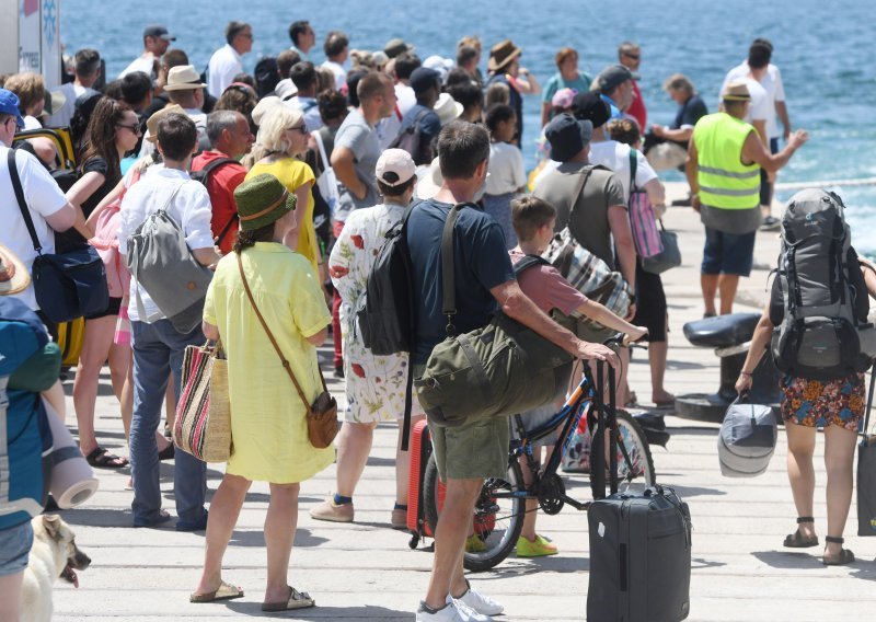 Ministarstvo zdravstva objavilo kakvu zdravstvenu uslugu dobivaju strani turisti, traže se dodatni timovi liječnika