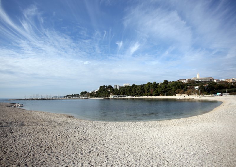 Oprez: Jedna splitska plaža je onečišćena, more nije dobro za kupanje