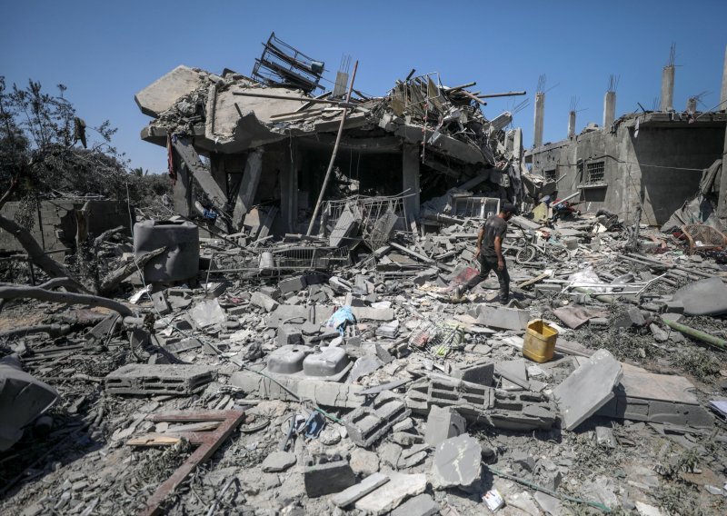 Palestinci tvrde da je izraelskim napadima na Gazu ubijeno najmanje 50 ljudi