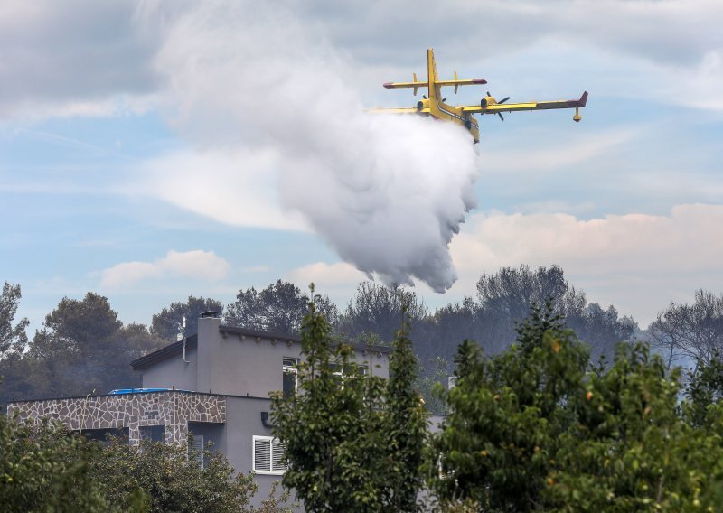 Pušteni muškarci koji su vatrogasce ometali dronom, građanima upućen apel