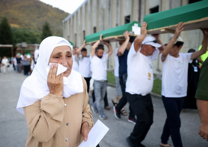 Tužna obljetnica u Srebrenici: Pokopani posmrtni ostaci 14 žrtava genocida
