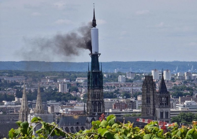 Gori toranj katedrale u francuskom Rouenu: Ljudi su evakuirani