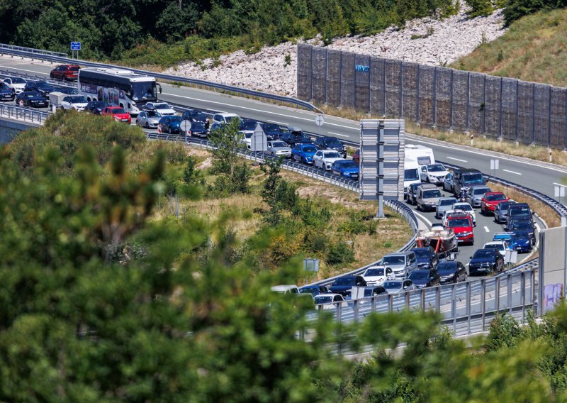 MORH potvrdio: Kod Otočca prevrnulo se vojno vozilo, dva vojnika ozlijeđena