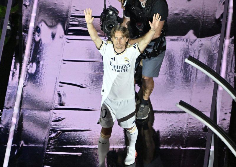 Kako to? Real Madrid prodaje dresove Luke Modrića, a i dalje je slobodan igrač...